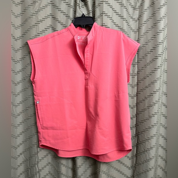 FIGS scrub top shirt size S
Barbie vibrant pink color, figs technical - Picture 1 of 8